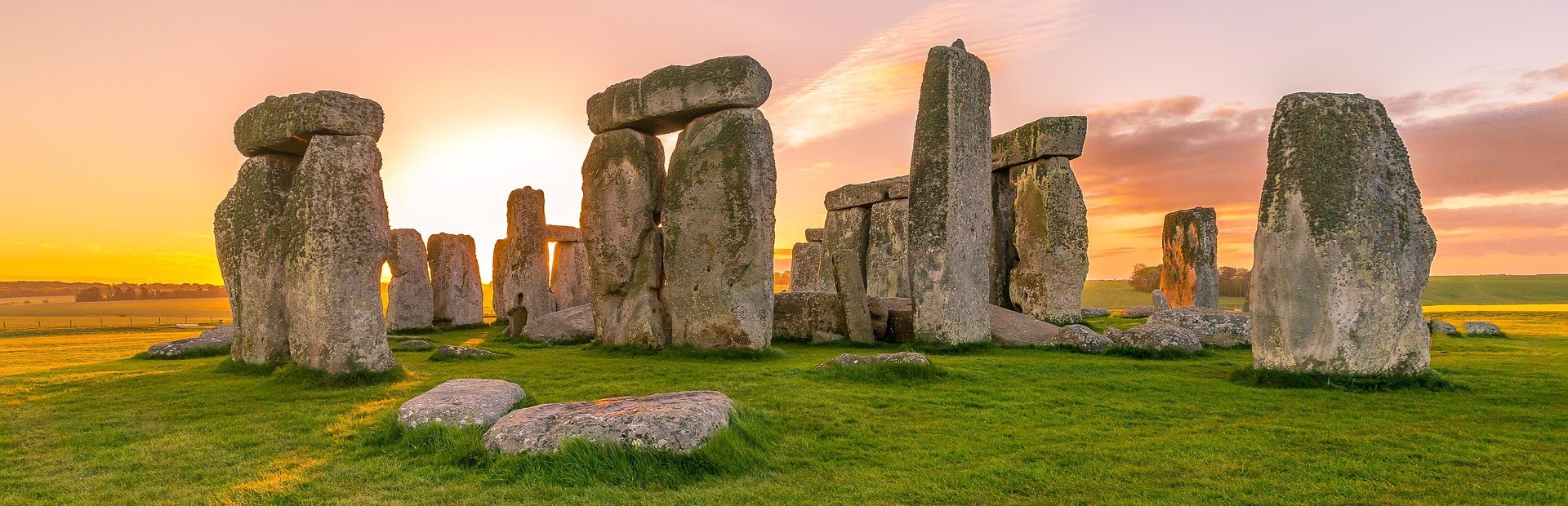 UK-pixabay_Stonehenge sunrise-938998_1920